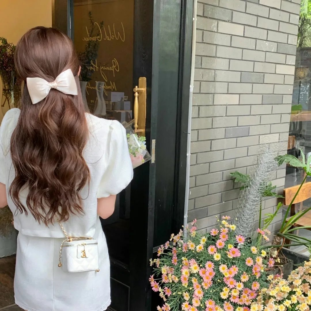 鱼跃在花见